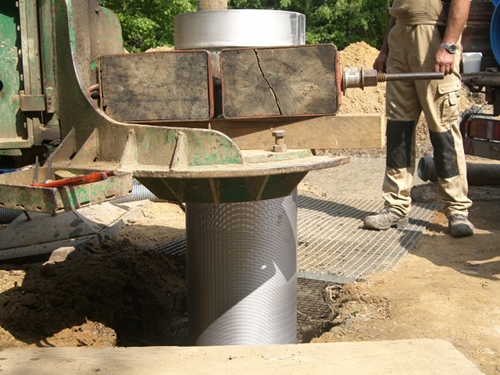 Foto: Brunnenbau - Einbau eines Filterrohres
