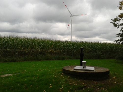 Foto: Brunnen eines Wasserwerkes mit benachbarter landwirtschaftlicher Nutzung